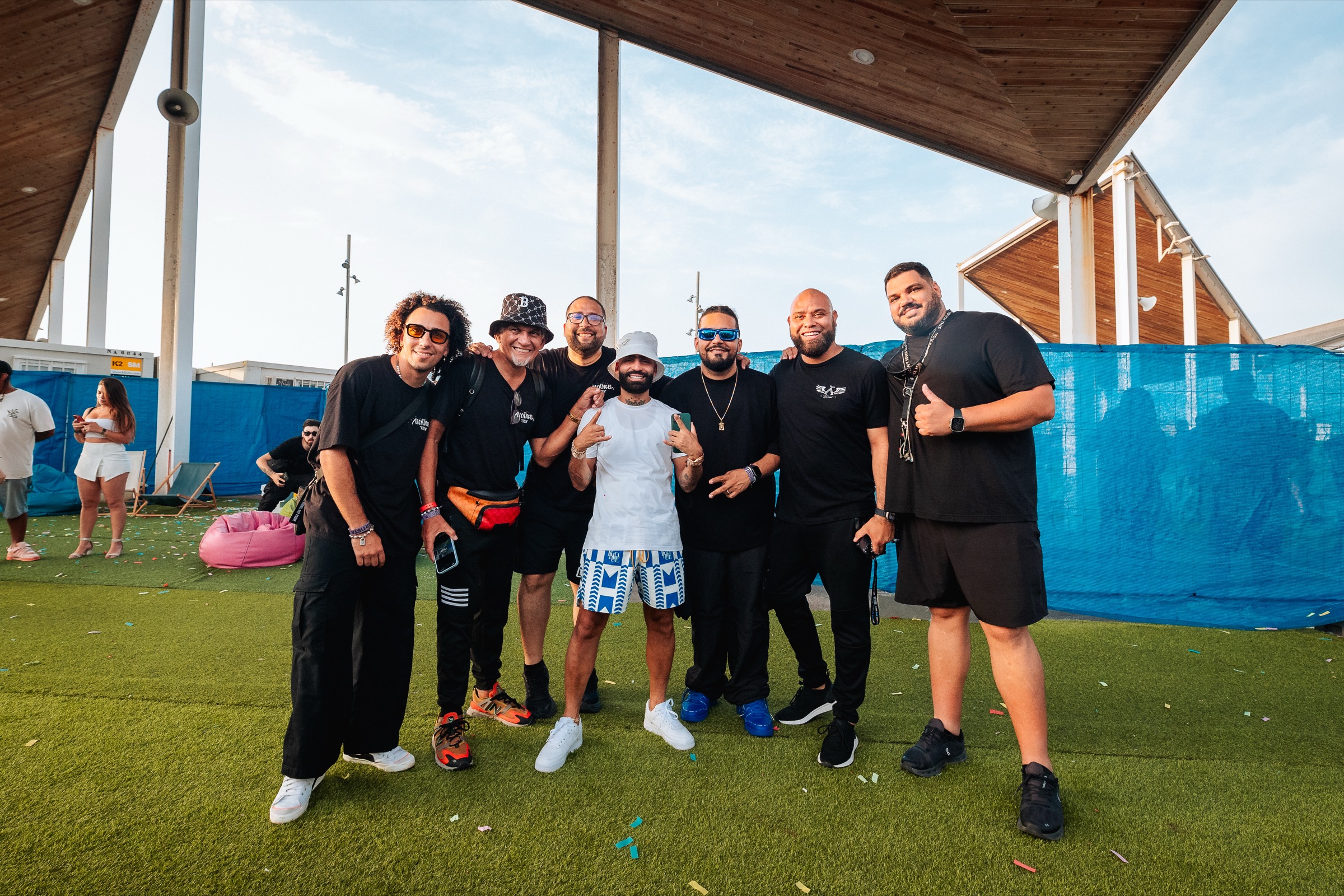 Yein Gonzalez junto al equipo de gira de Arcángel