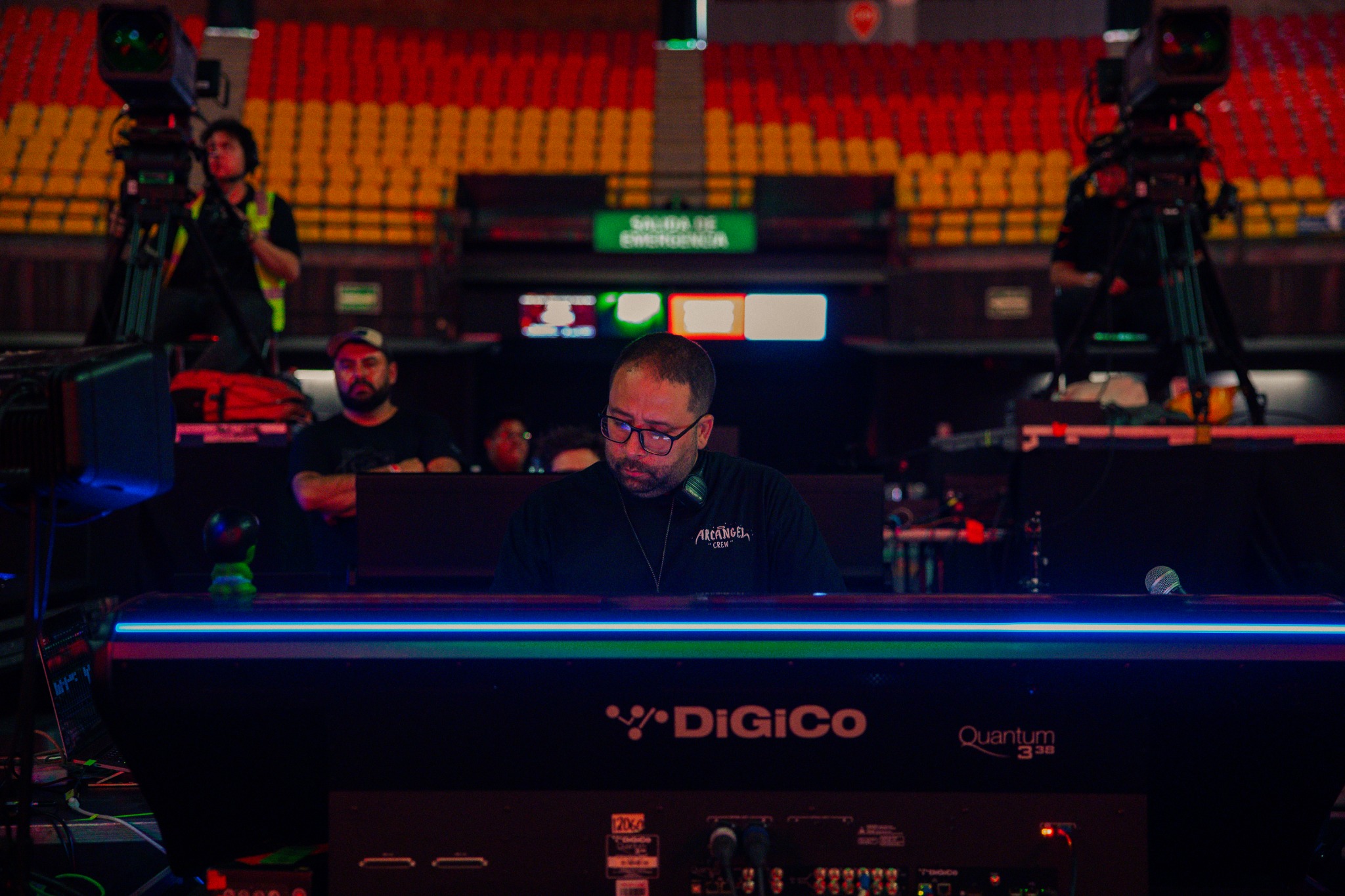 Yein Gonzalez trabajando en una consola DiGiCo